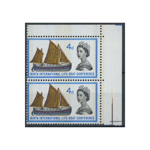 GB 1963 4d Lifeboat, phos, RETOUCH TO NOSE & FOREHEAD and narrow phos band, vert pair, u/m. SG640p