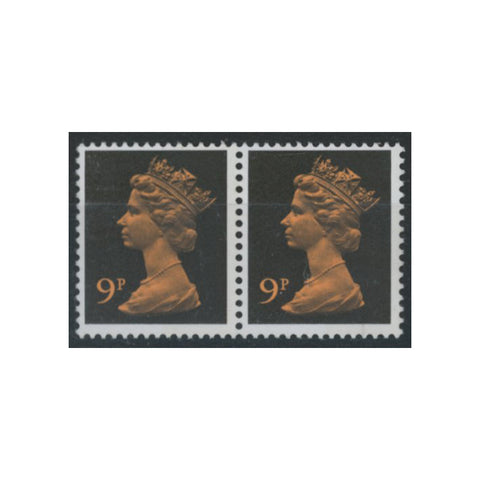 GB 1971 9p Yellow-orange & black, horiz pair, 'single, wide band' phosphor variety, u/m. SGX882var